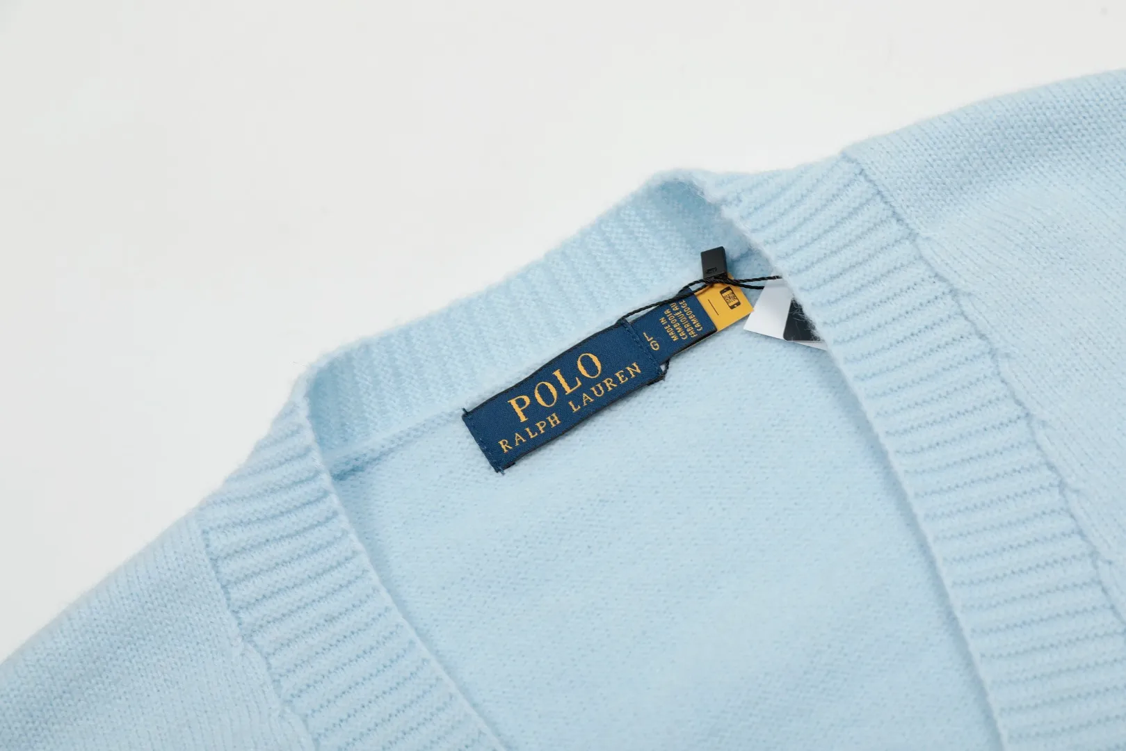 P220 Top quality" Style number: DS016# [Ralph Lauren V-neck solid color pony embroidered logo wool velvet knitted shawl cardigan] ✅Ralph Lauren Lazy‌oversize style basic classic versatile ten-color shawl cardigan ✅Main supplier platform live broadcast Wholesale entities Out of stock will be replenished Not off the shelf ✅ZP quality 1:1 version Can scan the code to enter the GF website Counter quality ✅Details and quality are the only one in Guangzhou. Light luxury wool. Focus on high-end. Cost-effective. Needless to say good quality. ✅Restore the original version. Can wear 190 pounds. Loose, comfortable and stress-free. ✅Loose upper body, oversize and lazy style. Must-have style for goddess ootd. ✅Good-looking clothes are never picky. Recommended for goddess wardrobe. Taro Purple, Light Khaki, Chinese Red, Anchor Red